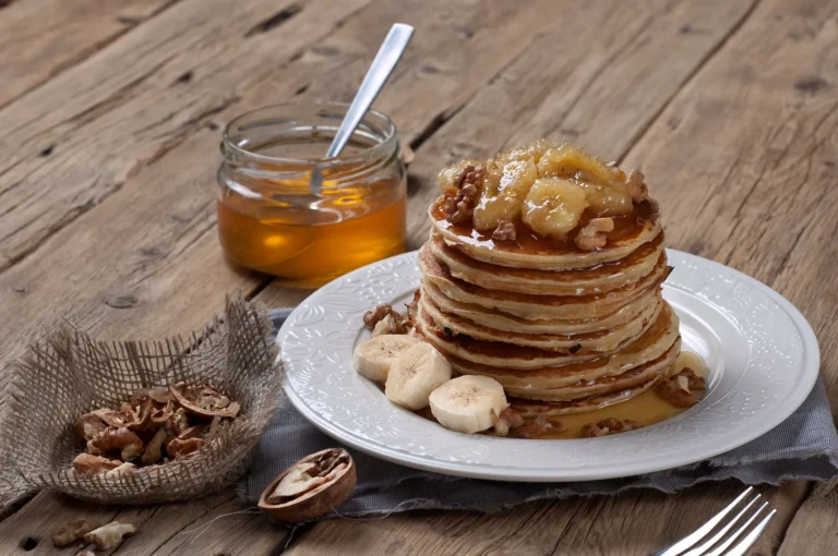 Pankees cu banane și nuci caramelizate