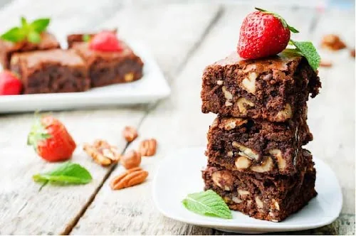 Brownie cu nuci pecan și glazură de ciocolată