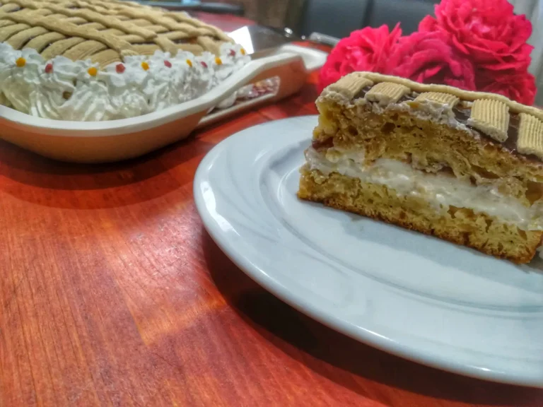 Prăjitură cu caise, cremă de lapte și mascarpone