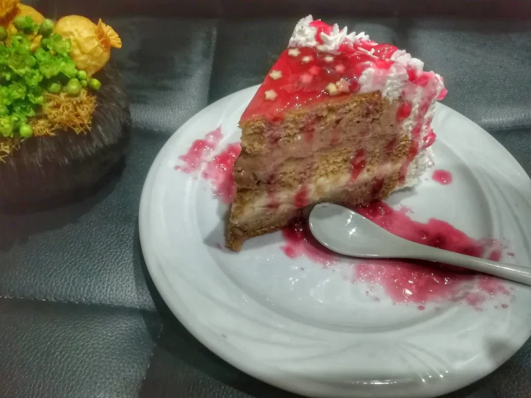 Tort de nucă cu două creme