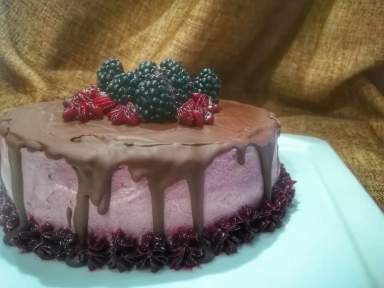 Tort cu ciocolată și mure