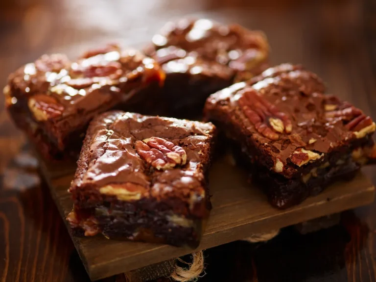 Brownie cu nuci pecan și caramel