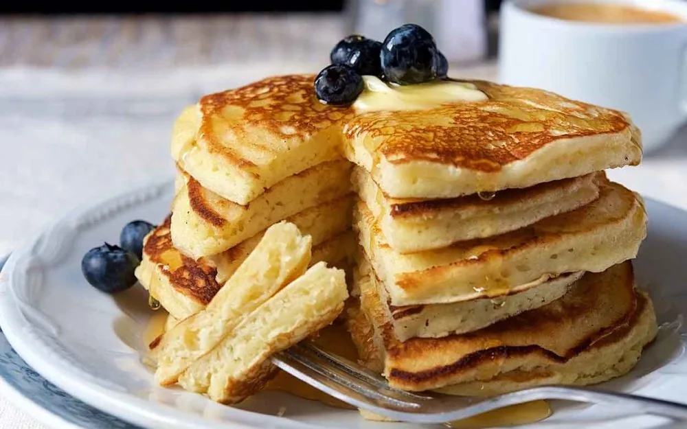 Pancakes pufoase cu unt și afine preparați cu Pankees Mix Lucas Bites